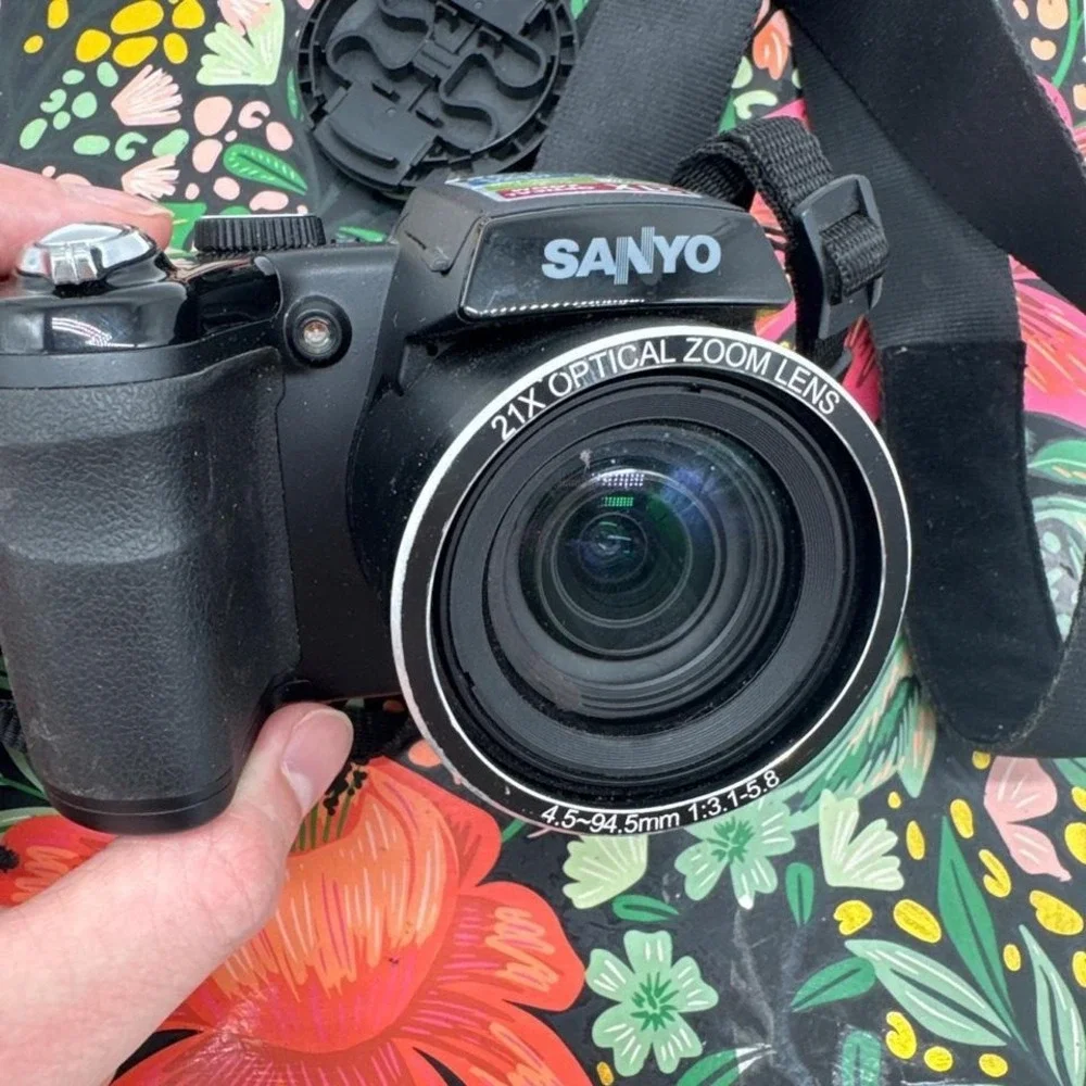 Sanyo VPC-E2100 Digital Camera – Compact Point-and-Shoot Camera